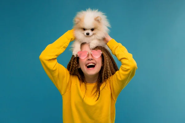 Linda Niña Gafas Sol Con Divertido Perrito —  Fotos de Stock