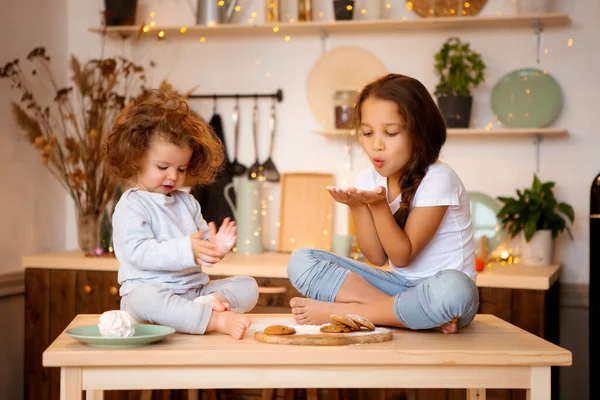 Two Little Girls Cooking Home Kitchen Cookies Christmas — Stock Photo, Image