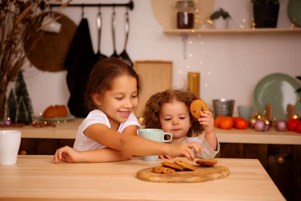 Two Little Girls Kitchen Cookies Christmas — Stock Photo, Image