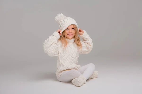 Kleines Mädchen Weißen Pullover — Stockfoto