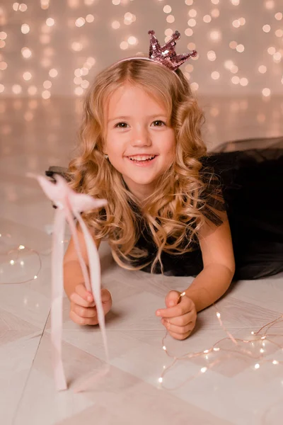 Menina Princesa Vestido Preto Posando — Fotografia de Stock