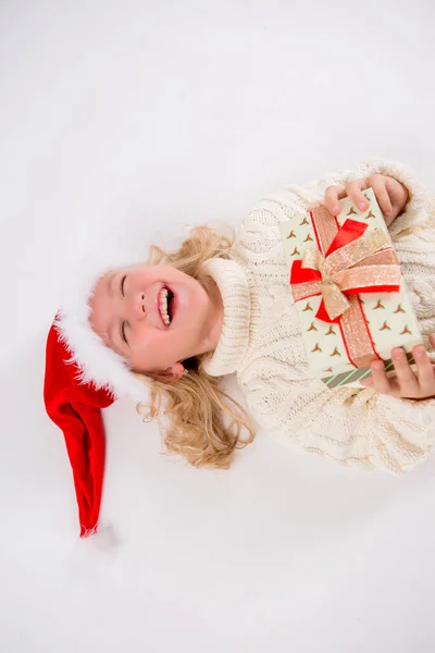 Weihnachtsmädchen Mit Weihnachtsmütze Geschenkbox — Stockfoto