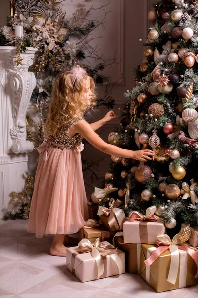 크리스마스 트리에 금발의 — 스톡 사진
