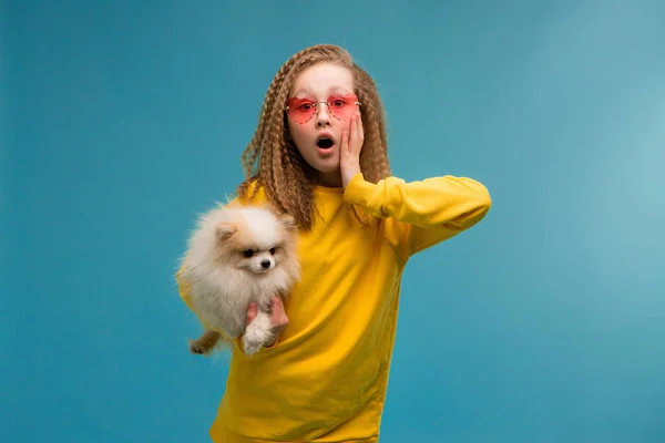 Bonito Menina Óculos Sol Com Engraçado Pouco Cão — Fotografia de Stock