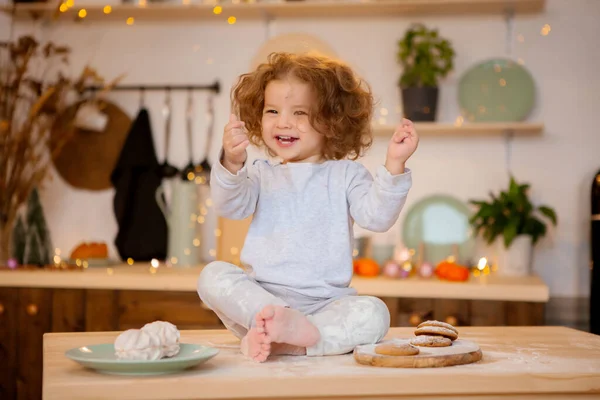 Cute Happy Girl Cookies Sweets Kitchen — Stock Photo, Image