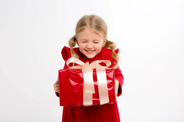 Kleines Mädchen Rotem Kleid Mit Geschenk Isoliert Auf Weiß — Stockfoto