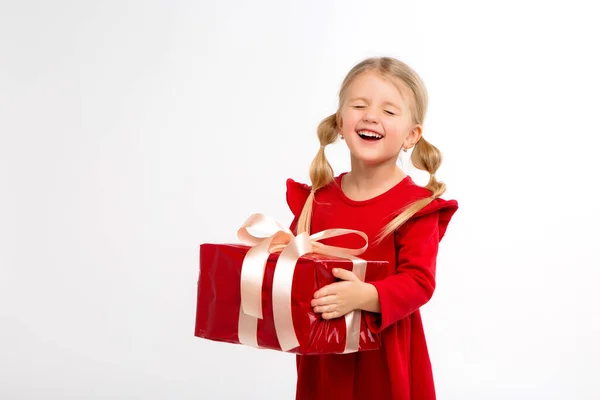 Kleines Mädchen Rotem Kleid Mit Geschenk Isoliert Auf Weiß — Stockfoto