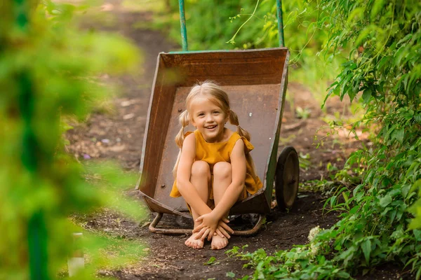 Little Girl Yellow Dress Outdoors — Stock Photo, Image