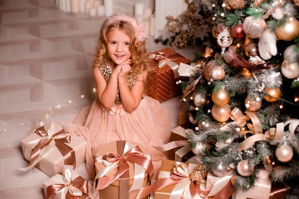 Όμορφο Κοριτσάκι Χριστουγεννιάτικα Δώρα — Φωτογραφία Αρχείου