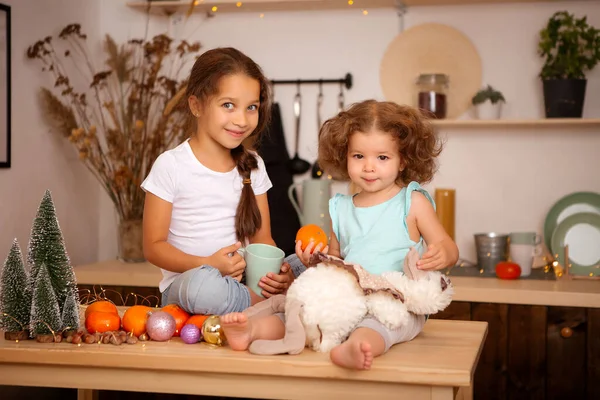 Noel 'de evde portakallı iki küçük kız