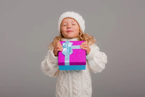 Kleines Mädchen Weißen Pullover Mit Geschenk — Stockfoto