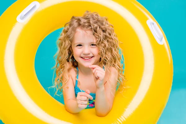 Linda Niña Con Piscina Amarilla Inflable —  Fotos de Stock