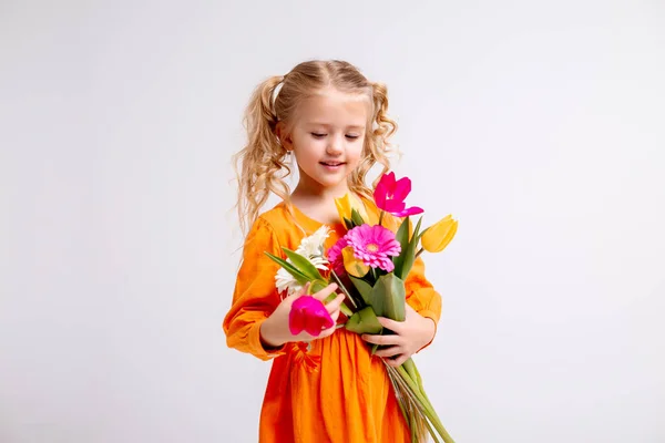 Menina Bonito Com Flores Estúdio — Fotografia de Stock