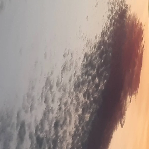 日落时的一缕灰云 — 图库照片