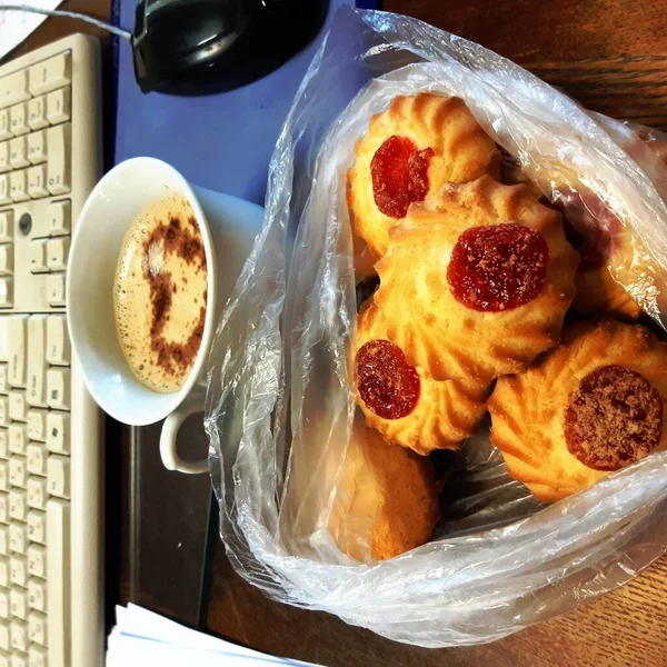 Koffie Koekjes Aan Het Werk Computer — Stockfoto