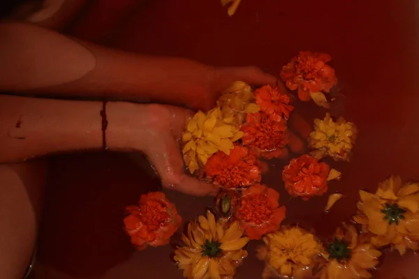 Avuçlarında çiçekler