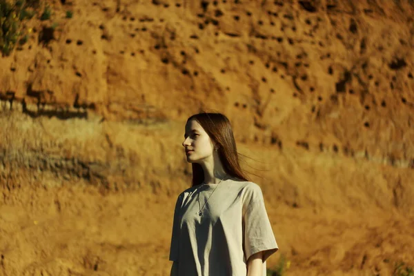 Bir kum duvarının önünde