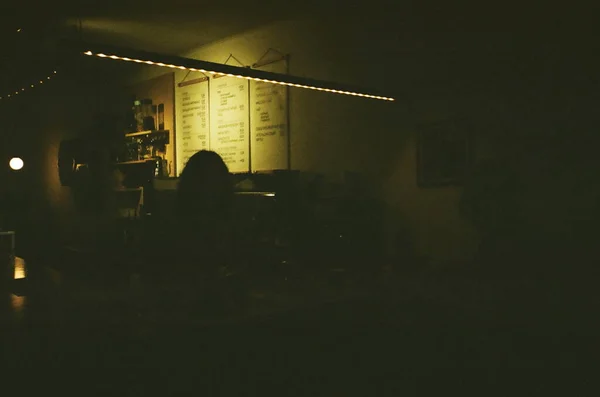 35 mm 'lik lambaların ışığındaki siluetler.