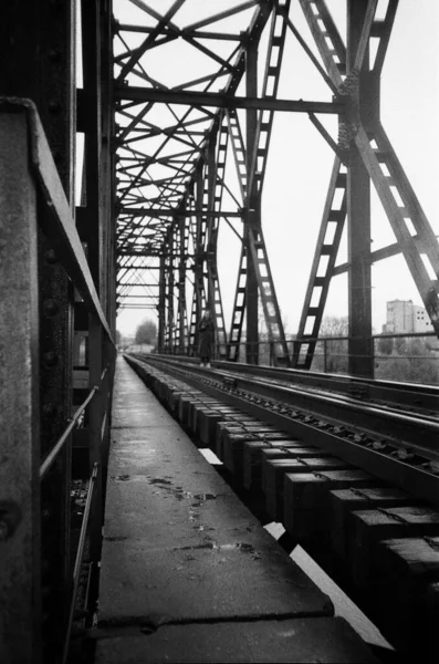 Σιλουέτα Στην Παλιά Γέφυρα Φιλμ 35Mm — Φωτογραφία Αρχείου