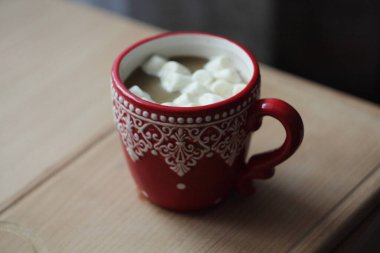 Kalıplı kırmızı bardakta kahve.