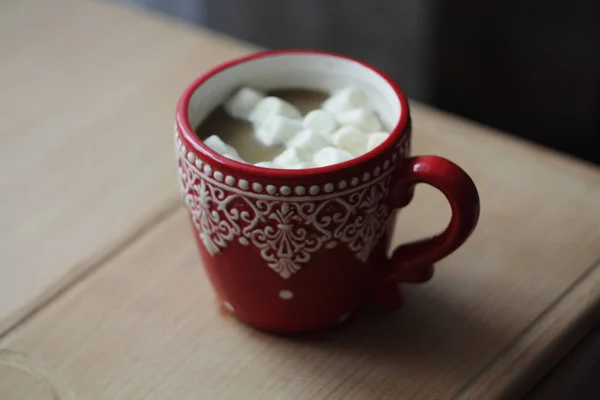 Kalıplı kırmızı bardakta kahve.