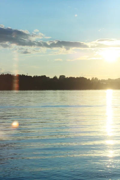 Su yüzeyinde yansıyan ışık demeti