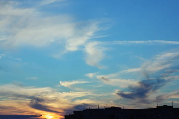 Çatıların üzerinde gün batımı