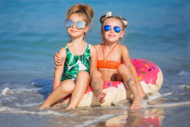 Mutlu kız denizde. Denizin üzerinde bir daire neşeli kız float