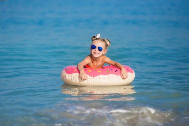 Sevimli kız plajda eğlenmek