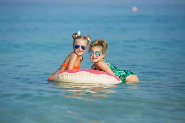 Meninas Felizes Mar Namoradas Alegres Flutuam Círculo Mar — Fotografia de Stock