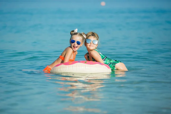Chicas Felices Mar Alegre Novias Flotan Círculo Mar — Foto de Stock