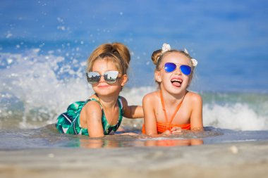 Mutlu kız denizde. Tatile uğraşırken neşeli kız.