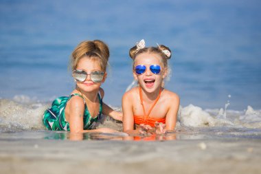 Mutlu kız denizde güneş gözlüğü. Tatil kavramı.