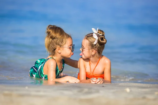 Meninas Felizes Mar Namoradas Alegres Brincando Férias — Fotografia de Stock