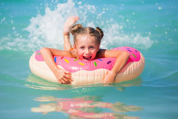 Szczęśliwa Dziewczynka Okręgu Rozpryskiwania Się Morzu Pojęcie Wakacje — Zdjęcie stockowe