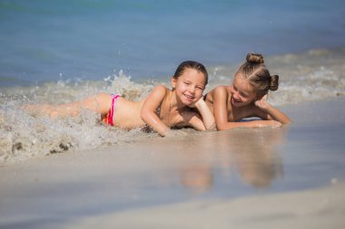 Mutlu kız denizde. Tatile uğraşırken neşeli kız.