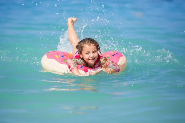 Urocza Uśmiechnięta Dziewczynka Wakacjach Plaży — Zdjęcie stockowe