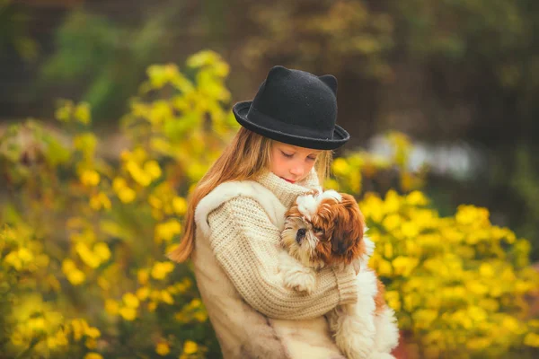 Schattig Klein Meisje Met Een Liefde Voor Het Kijken Van — Stockfoto