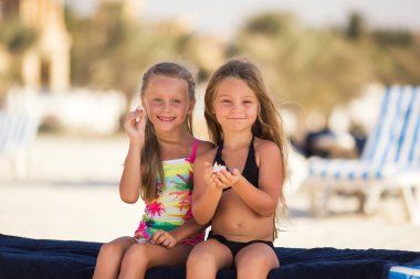 Plajda denizin kenarında tatil iki güzel mutlu kızlar