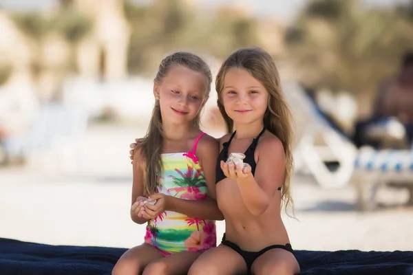 Две Красивые Счастливые Девушки Пляже Моря Пулями Руках — стоковое фото