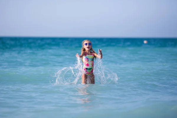 Gadis Kecil Yang Bahagia Laut Gadis Itu Memercikkan Dan Bermain — Stok Foto