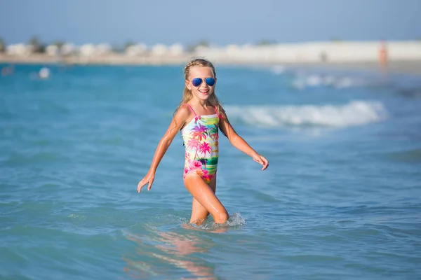 Niña Feliz Gafas Sol Traje Baño Mar Concepto Relajación Vacaciones — Foto de Stock