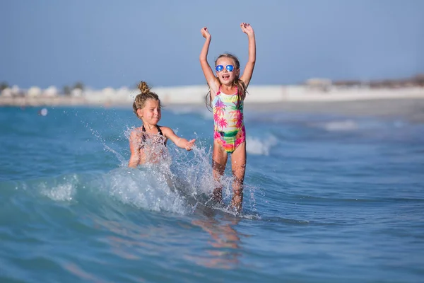 Anak Anak Manis Yang Bahagia Bermain Laut Girlfriends Percikan Laut — Stok Foto