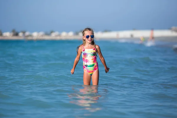 Niña Feliz Gafas Sol Traje Baño Mar Concepto Relajación Vacaciones — Foto de Stock