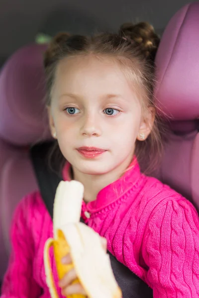 Araba koltuğu arabaya bir muz ile tatlı kız.