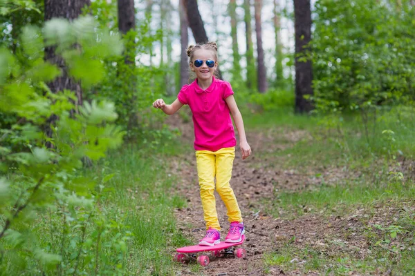 Yaz aylarında parktaki bir kaykay binmek tatlı bir kız öğrenir.