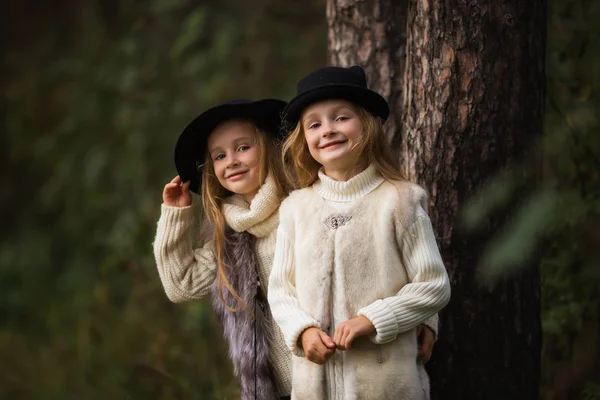 Duas Meninas Felizes Estão Igualmente Vestidas Coletes Peles Chapéus Floresta — Fotografia de Stock