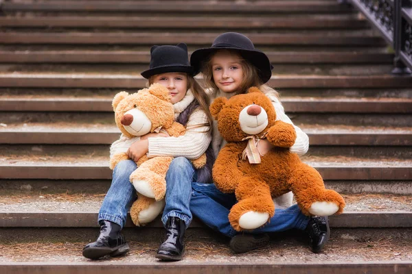 Tweelingzusjes Meisjes Lopen Het Park Met Hun Speelgoed — Stockfoto