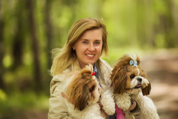 Portret Van Een Vrouw Met Haar Prachtige Honden Outdoors — Stockfoto