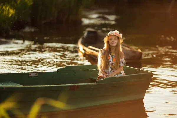 湖の夕焼けボートで美しい少女の肖像画 — ストック写真
